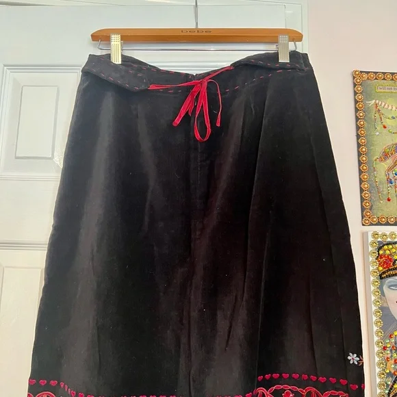 Gorgeous Embroidered Skirt with Folklore Flower Art Design - Size 6 - Picture 11 of 12
